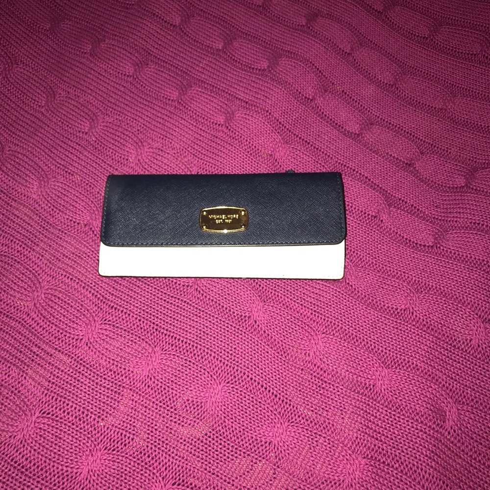 Navy an white Michael Kors wallet